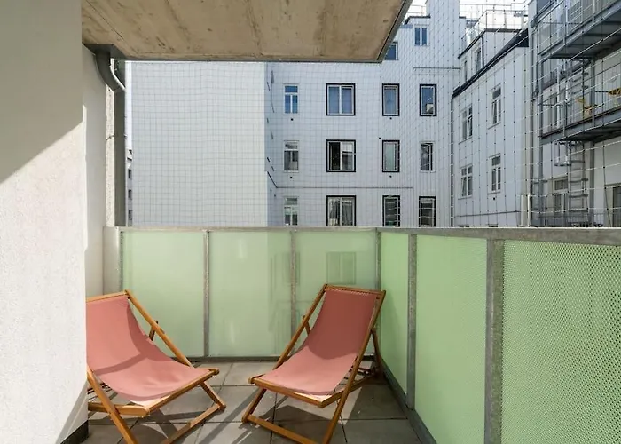 Sunny 1br With Balcony By Hm Διαμέρισμα