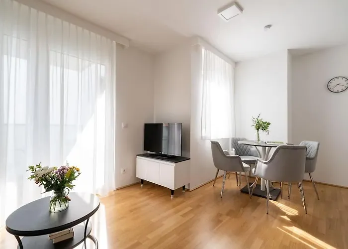 Sunny 1br With Balcony By Hm *
