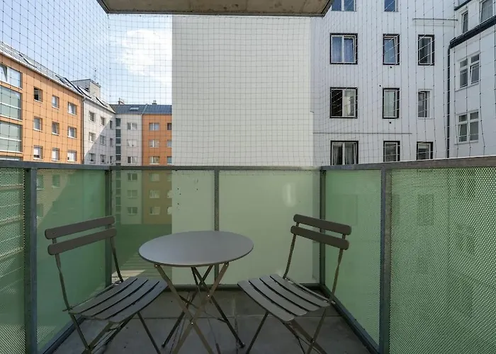 Sunny 1br With Balcony By Hm Διαμέρισμα