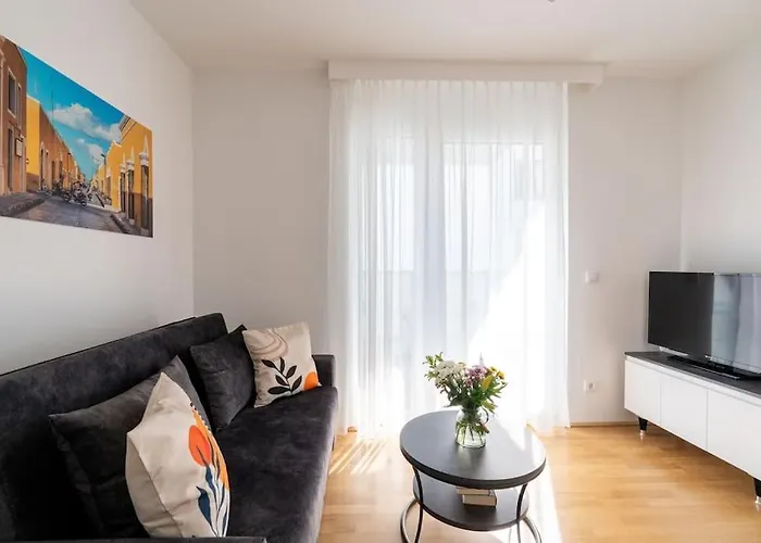 Διαμέρισμα Sunny 1br With Balcony By Hm